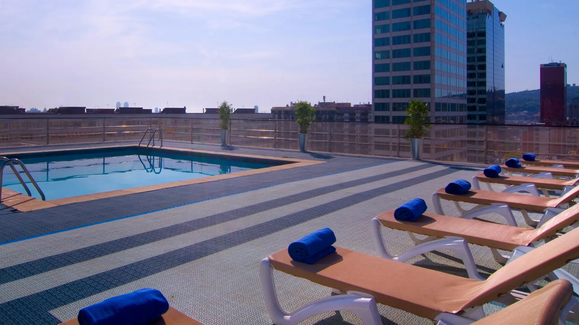 Moxy Barcelona Hotell 4*,